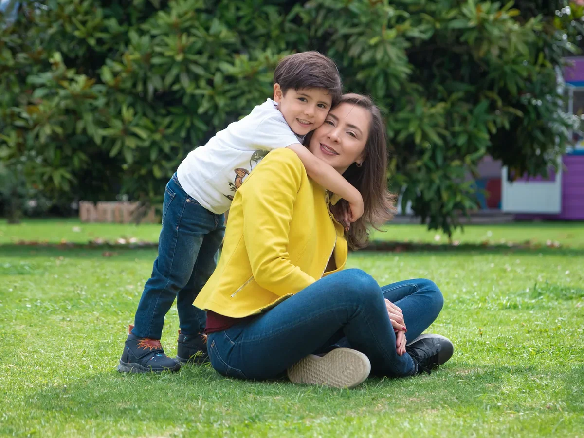 Alexandra Páramo abrazada por su hijo