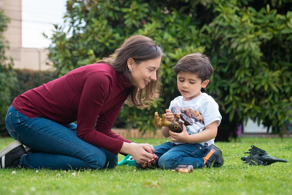 Alexandra Páramo observa a un niño que juega con figuras en el césped